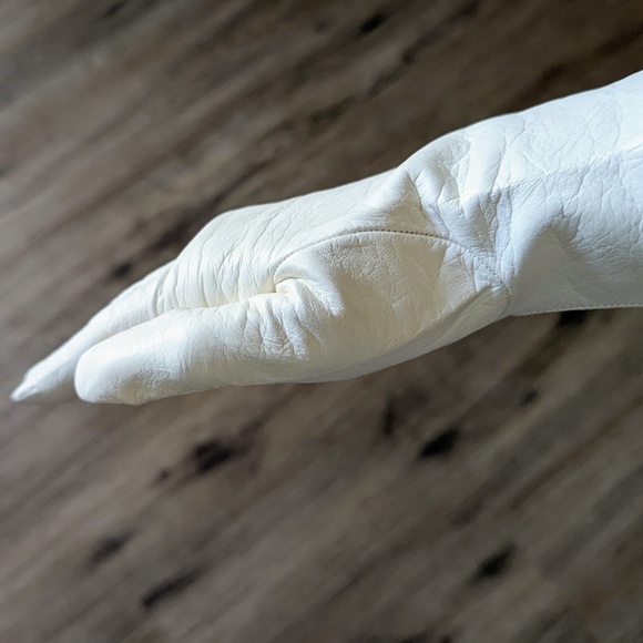 SOLD -- Vintage Nordstrom Italian Off White Soft Leather & Silk Gloves - 7 Med - Picture 8 of 11